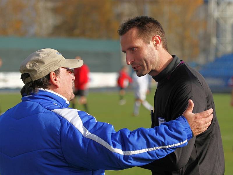 Pomezní vykazuje Karla Příhodu na lavičku // SK Kladno -SK Horní Měcholupy 1:3 (0:2) , utkání 14.k. CFL. ligy 2012/13, hráno 10.11.2012