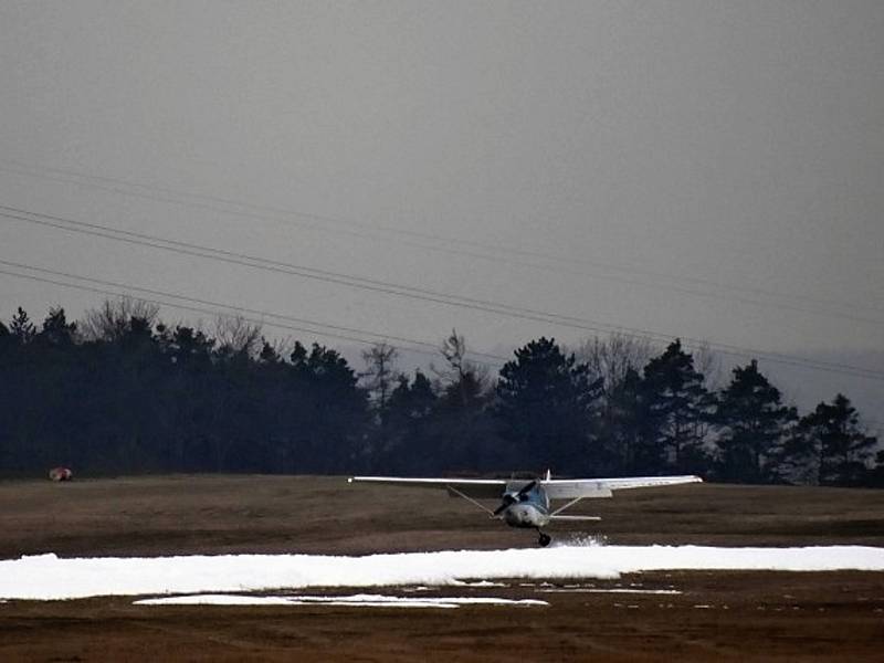 Nouzové přistání letadla Cessna 17. března 2022 na slánském letišti.