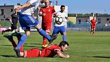 Slaný (v bílém) přehrálo 1:0 Libušín a poslalo ho o soutěž níž.