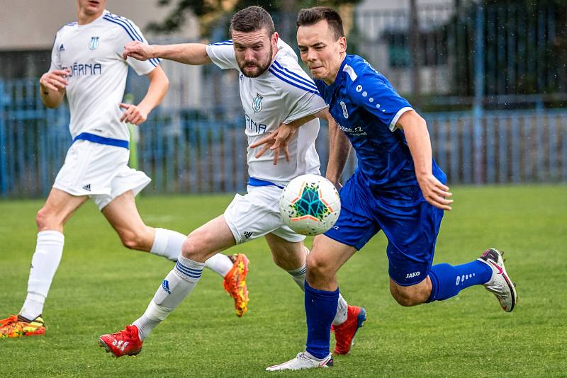 Slaný (v bílém) nečekaně porazilo v divizi Český Brod 2:0.