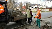 Jarní opravy chodníků jsou v plném proudu.