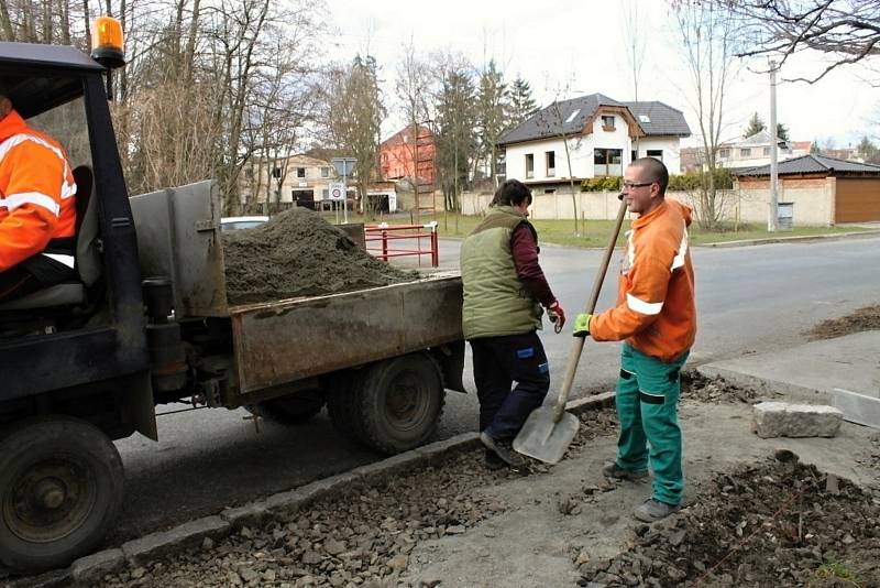 Jarní opravy chodníků jsou v plném proudu.