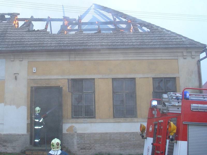 Požár rodinného domu v Kobylníkách byl  založen úmyslně. Vyčíslená škoda je nejméně půl milionu korun.