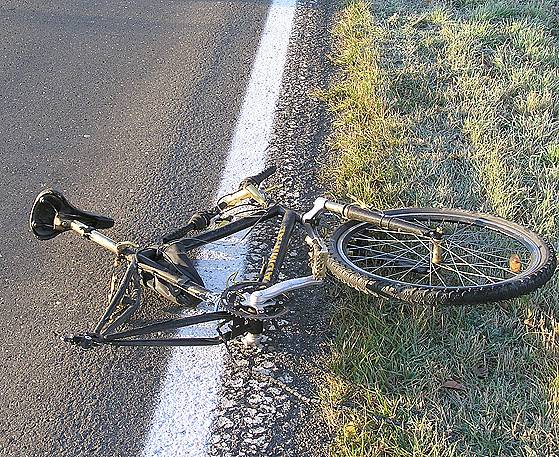 Kdo srazil cyklistu? Policie zatím neví.