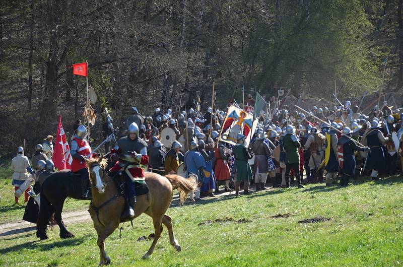 Na louce u Libušína se v sobotu rozhořela středověká bitva.