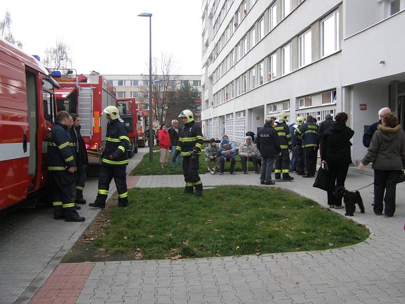 Hasiči kvůli bezpečnosti evakuovali desítky lidí.