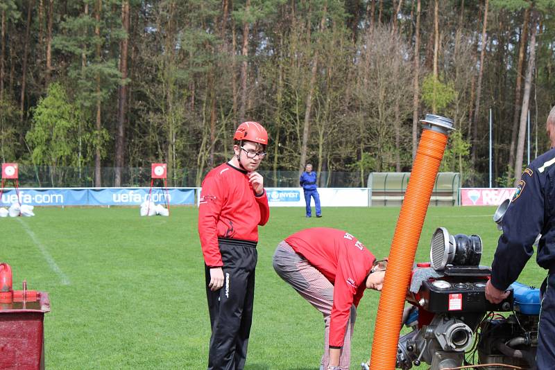 V rámci Hasičské ligy 2016/17 soutěžili mladí hasiči ve Lhotě v požárním útoku.