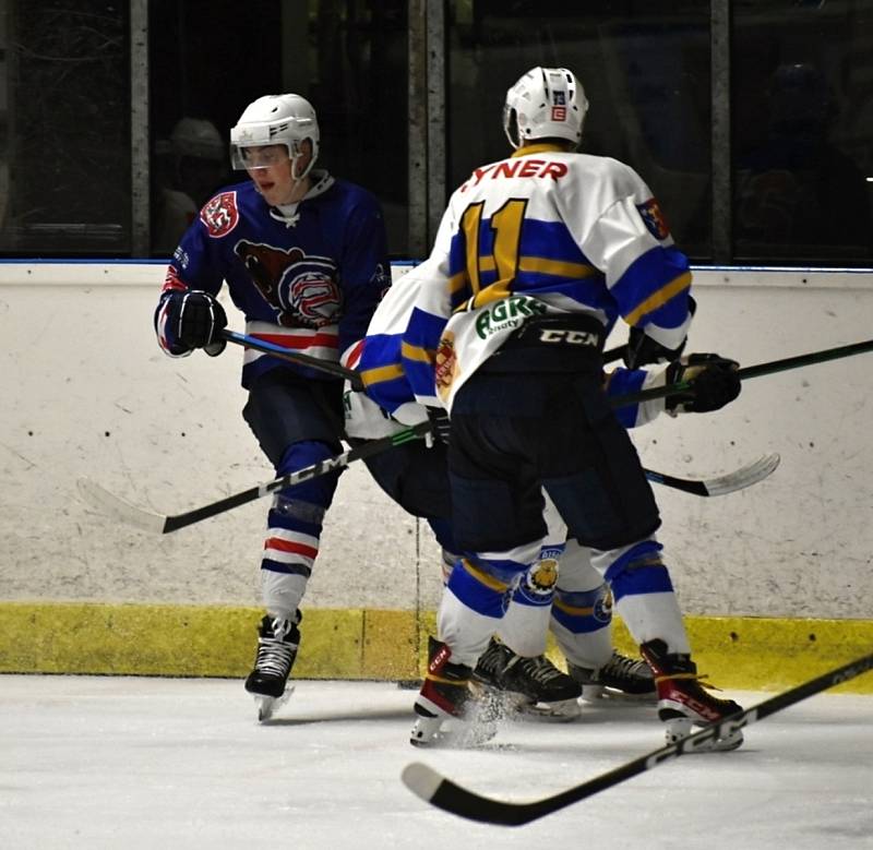 II. liga: Děčín (v modrém) porazil doma po velkém obratu Řisuty 7:4.