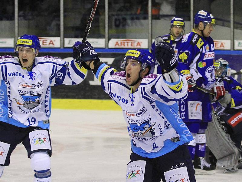 Nahrávač Jiří Kuchler a střelec Antonín Melka slaví branku na 3:1 // HC Vagnerplast Kladno - HC Kometa Brno 4:1, O2  ELH 2010/11, hráno 17.10.2010