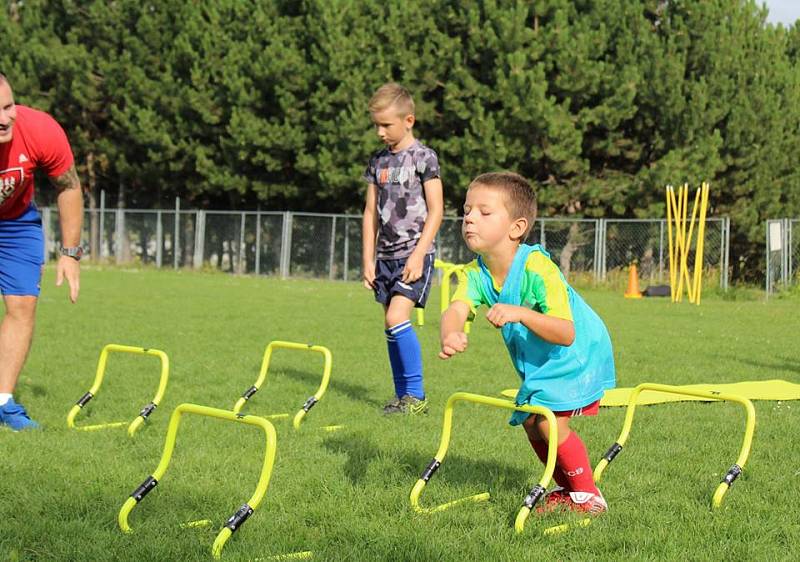 Akademie Kladno přivítala na kempu i brankáře Sparty Davida Bičíka a ex-mistra světa v atletice Jiřího Mužíka. 