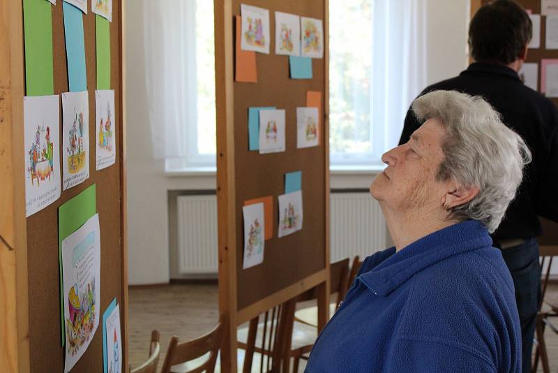 Vernisáže výstavy, kterou zorganizovali žáci deváté třídy libušínské základky, se zúčastnil také samotný autor obrázků Luděk Schneider.