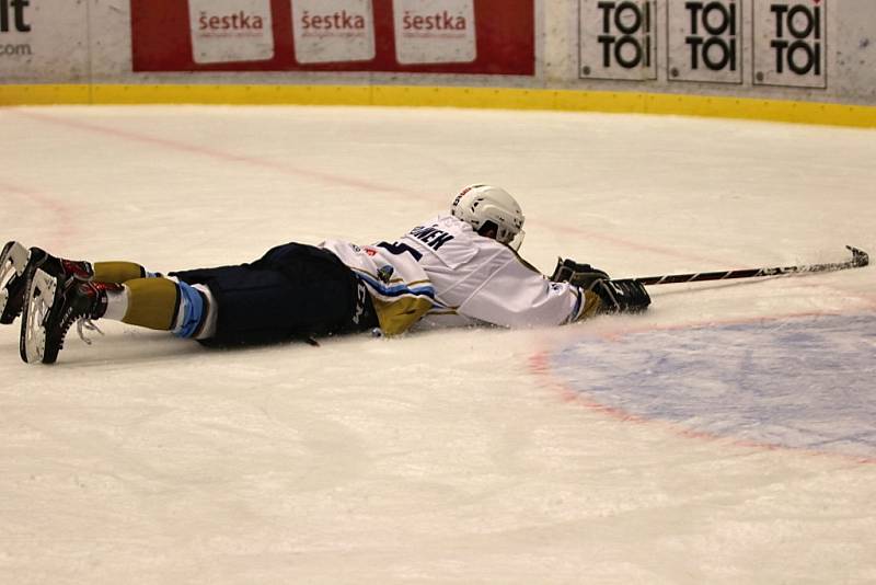 Kladno (v bílém) porazilo Kadaň po dlouho vyrovnané bitvě 8:2.