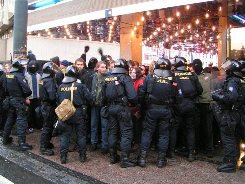 Policisté hlídají dav demonstrantů z řad anarchistů.