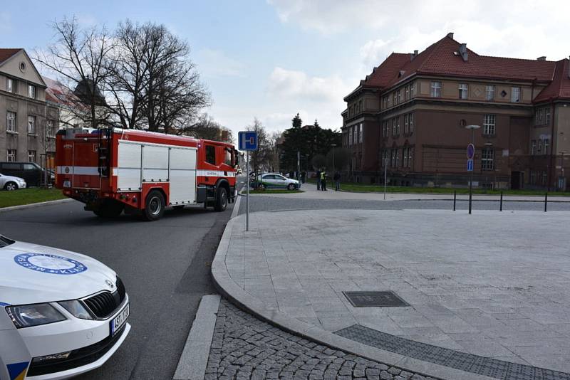 Policisté za asistence strážníků uzavřeli v Kladně i příjezdové komunikace k soudu, než bude prohledána budova.