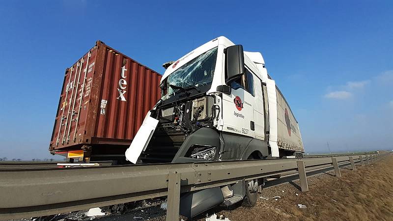 Na obchvatu Slaného ve středu před polednem bouraly dva nákladní vozy. Při nehodě se zranil jeden člověk, kterého záchranáři po ošetření převezli do kladenské nemocnice.