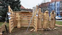 Z instalace dřevěného betlému na Masarykově náměstí ve Slaném.