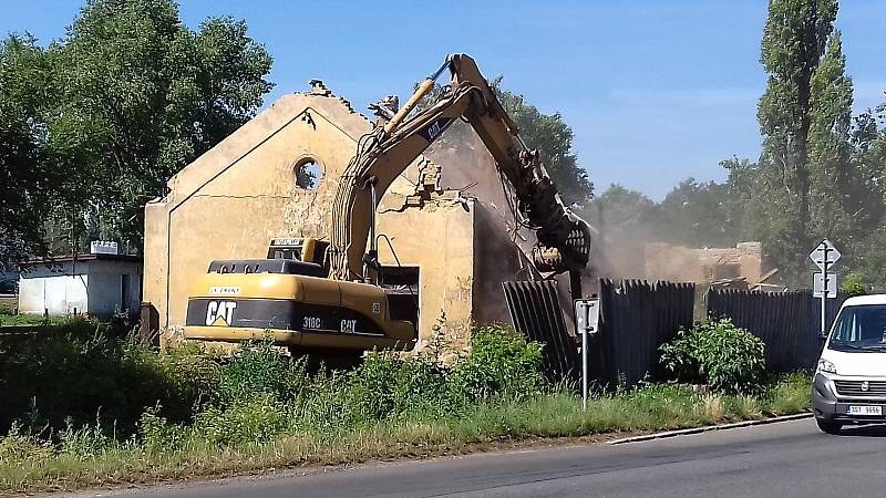 Drážní domek ve Slaném se poroučel k zemi.