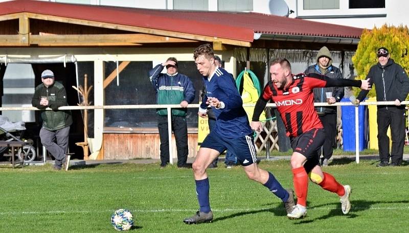 I. B třída: Švermov (v červeném) si poradil doma  s Braškovem 2:0.