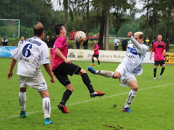 Tatran Rakovník (v růžovém) doma podlehl Kladnu na na penalty 0:1. 