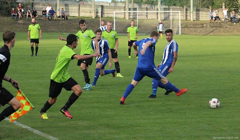 Dynamo Nelahozeves porazilo Čechii Velká Dobrá (v pruhovaném) jasně 4:0