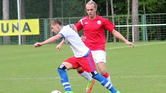 Lhota (v bílém) porazila v derby Tuchlovice 2:0. 