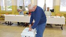 Volební místnost v budově Střední průmyslové školy a Vyšší odborné školy Kladno. 