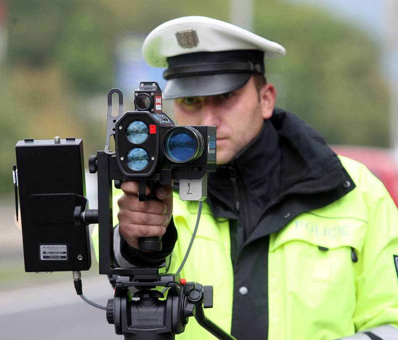 Republikoví policisté mají na Kladensku a Slánsku k dispozici několik radarů. V nejbližších dnech se jeden z nich chystají namontovat i do služebního vozidla.