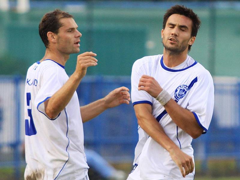 Pavel Bartoš (vlevo) gratuluje střelci branky Františku Mašanskému. //  SK Kladno - FC Zenit Čáslav 3:0 (1:0) , 2. kolo 2. liga fotbalu, hráno 8.8.2010