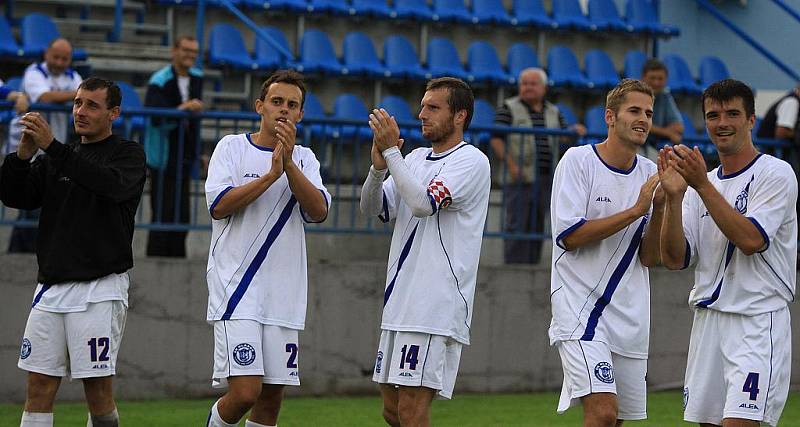 Hráči děkují fanouškům. // SK Kladno - FC Zenit Čáslav 3:0 (1:0) , 2. kolo 2. liga fotbalu, hráno 8.8.2010