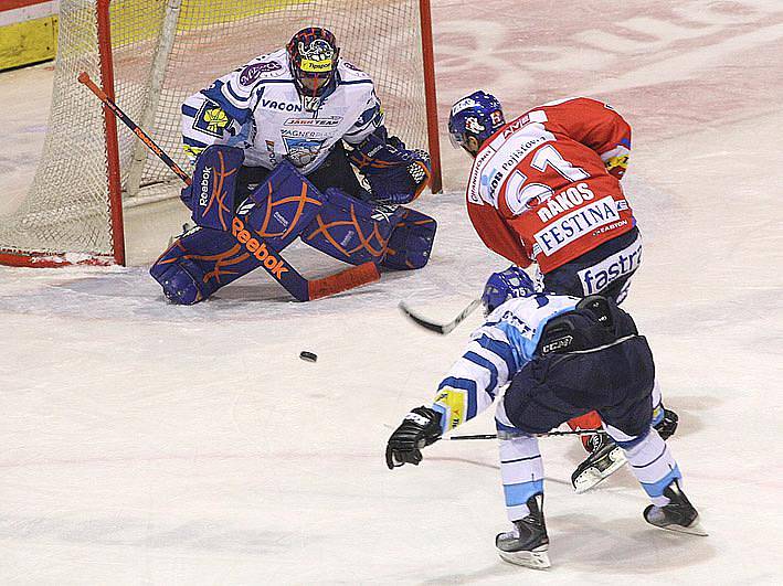 Kladenští dělají v obraně velké chyby. Rákos svoji šanci ale nevyužil.