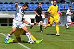 Kladno (v bílém) přežilo penaltu soupeře i vyloučení a zdolalo Neratovice 2:1.