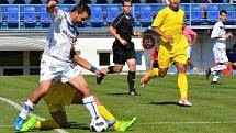 Kladno (v bílém) přežilo penaltu soupeře i vyloučení a zdolalo Neratovice 2:1.