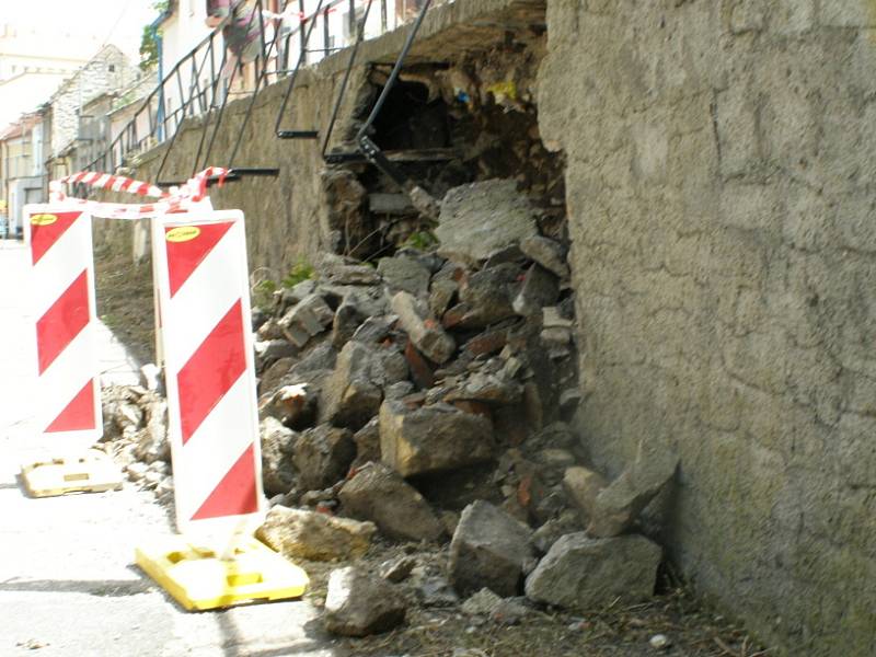 Zeď spadla v ulici V. Burgra, která bude uzavřena na dobu neurčitou.