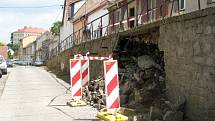 Zeď spadla v ulici V. Burgra, která bude uzavřena na dobu neurčitou.