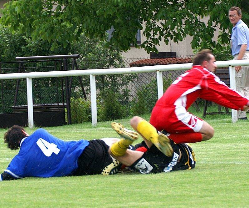 Faul! Lidice budou kopat penaltu.