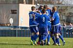 SK Slaný (v modrém) přehrál doma Poděbrady jasně 3:0.