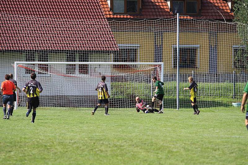 Dřetovický turnaj proběhl 7.-8.8.2010. Foto z utkání Stehelčeves - Dolany , Po jeho skončení se o celkové vítězství utkají domácí Dřetovice a hosté z Hrdlíva.