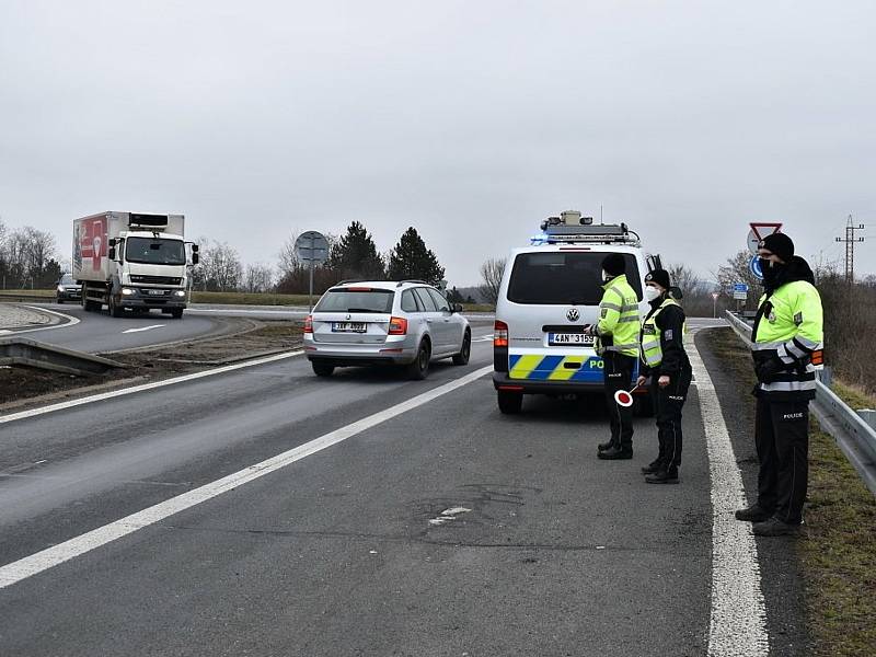 Dálniční policie - kontrola u Nové Vsi - rozhraní čtyř okresů. Hlídka ve směru od Litoměřic na Prahu.