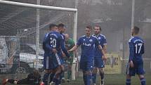 V posledním podzimním kole ČFL Velvary (v modré) porazili ve velké mlze Hradec králové B 6:0. Ladislav Vopat vstřelil 4 branky.