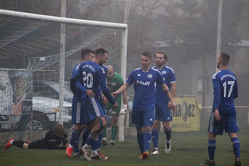 V posledním podzimním kole ČFL Velvary (v modré) porazili ve velké mlze Hradec králové B 6:0. Ladislav Vopat vstřelil 4 branky.