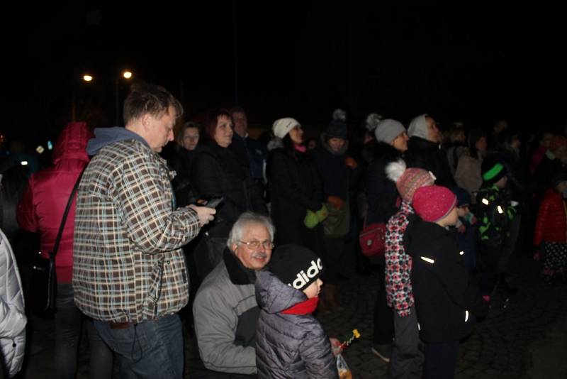 Akce Deníku - Česko zpívá koledy tradičně před Základní školou Velvary.