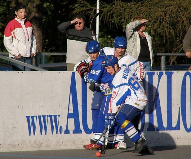 KEB Kladno zdolal Vlašim jasně 7:0. V bílém Jan Příhoda. 