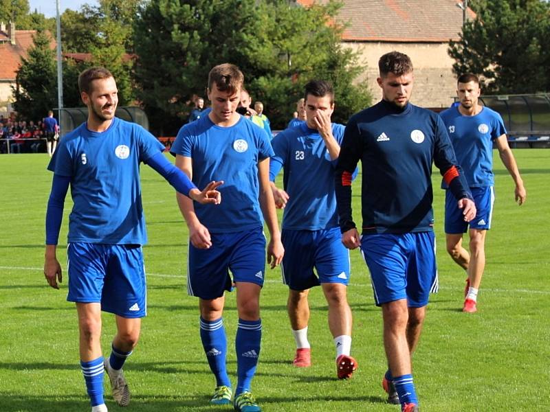 Fotbalová bomba tikala ve Velvarech, domácí ji ale neodpálili úplně a Slavia zápas o postup do osmifinále MOL Cupu zachránila. Vyhrála 4:2.