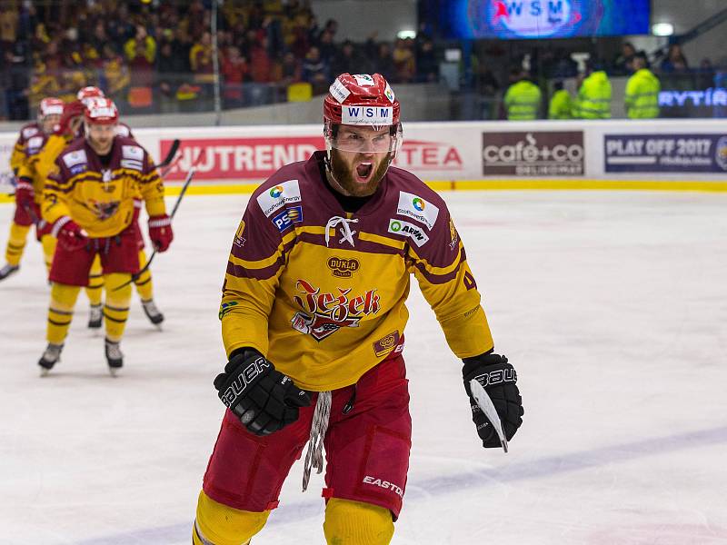 Kladno - Jihlava, čtvrtý zápas play off, hosté vítězí v prodloužení. Šťastný Petr Šidlík