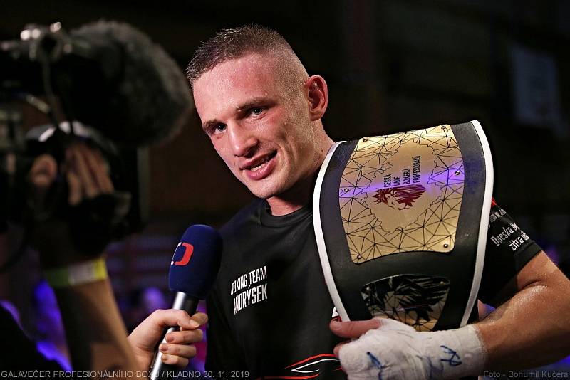 Marek Andrýsek vítězí //Galavečer profesionálního boxu BOXING LIVE / Kladno 30. 11. 2019