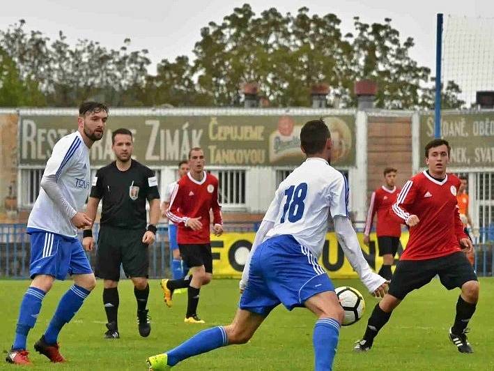 Krajský přebor: Slaný (v bílém) přejelo doma Hvozdnici 6:1.