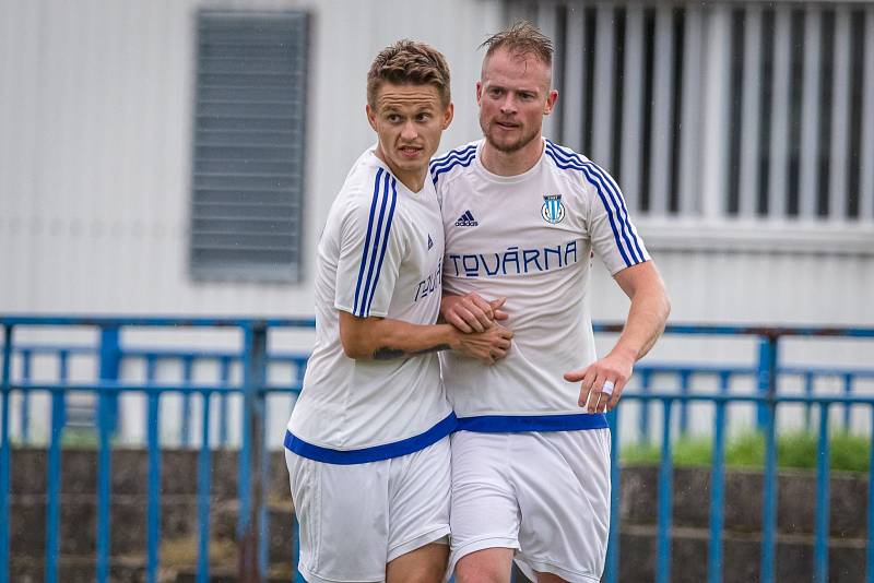 Slaný (v bílém) nečekaně porazilo v divizi Český Brod 2:0.