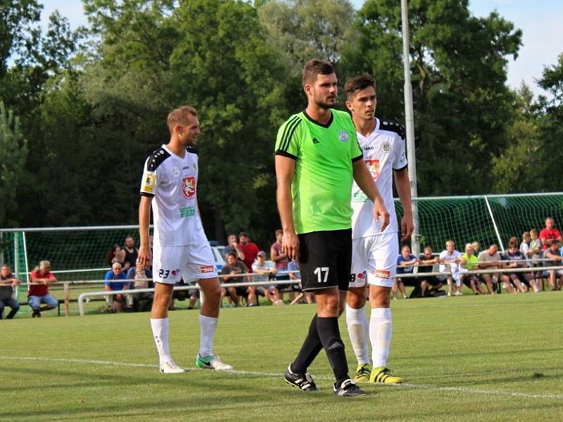 Velvary (v zeleném) prohrály v MOL Cupu s Hradcem Králové 0:1. V zeleném Dominik Vašut