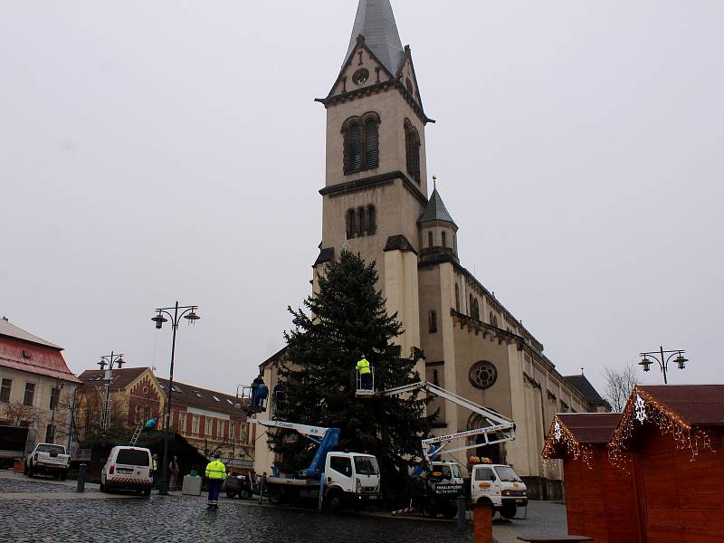 Instalace výzdoby na kladenském náměstí Starosty Pavla.