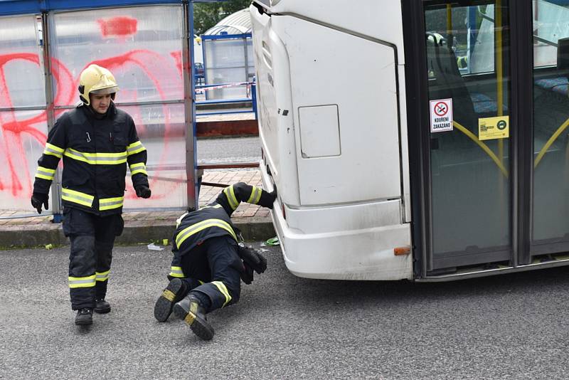 Autobus ve Slaném smetl zastávku, jeden chlapec zemřel.